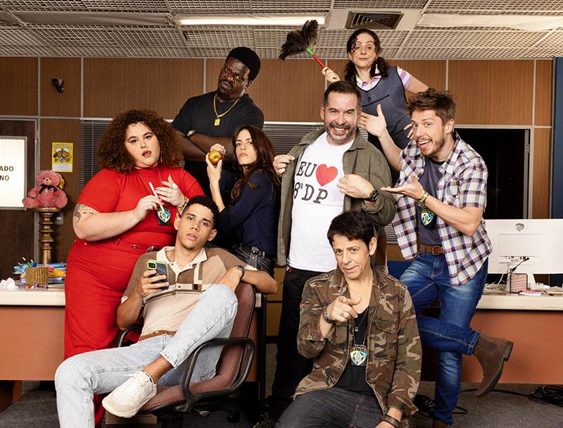 B.O. (L to R) BABU CARREIRA as GUERRA, DIGAO RIBEIRO as RABECAO, CAUE CAMPOS as WI-FI, LUCIANA PAES as MANTOVANI, LEANDRO HASSUM as SUZANO, JOSIE ANTELLO as ZULEIDE, TAUMATURGO FERREIRA as PARDAL, JEFFERSON SCHROEDER as ESTEVAO in B.O. Season 1. Cr. Julia Rodrigues/Netflix © 2023